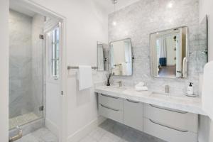 Fotografie z fotogalerie ubytování @ Marbella Lane - 4BR Mediterranean-style Home v destinaci Newport Beach