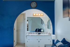 bagno con specchio e parete blu di HavaMemorable Stay Pool Spa Firepit VIEWS! a Lake Havasu City