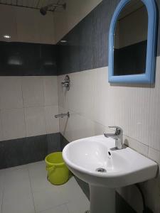 uma casa de banho com um lavatório e um espelho em LHONARK RESIDENCY em Gangtok