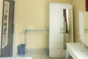 baño con espejo y armario blanco en Asyura Kostel Syariah Redpartner, en Kedaton