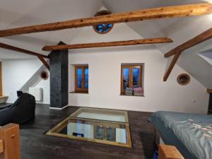 Paradise Oasis holiday house في Gornji Grad: غرفة معيشة مع طاولة زجاجية على الأرض