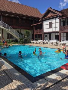 Muang Không的住宿－Kongmany Prestige Hotel，一群人在游泳池游泳
