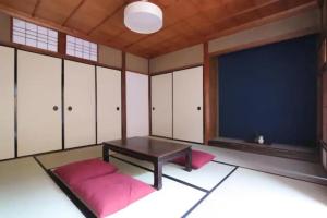 Een bed of bedden in een kamer bij Hashibaya TABI-NE