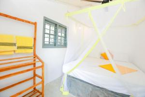 un dormitorio con una cama con mosquitera en Kumudu Holiday Home, en Hiriketiya 63 fotos más