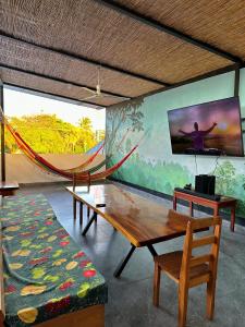 TV a/nebo společenská místnost v ubytování Sandy Toes Hostel