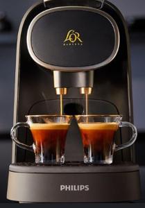 Prestige Spa Cayenne T2 في كايان: آلة صنع القهوة مع كوبين من القهوة