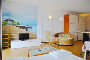 sala de estar con vistas a la playa en Studio Apartment Open Space with Terrace, en Argegno