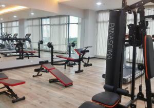 una palestra con molti tapis roulant e macchine di RiverView 8PAX 2BR in KBtown Wi-Fi, A-6-5 a Kota Bharu