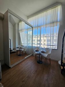 een woonkamer met een spiegel en een tafel en stoelen bij Acogedor, inolvidable in Montevideo