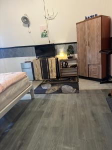 Zimmer mit einem Bett und Holzboden in der Unterkunft Walking street hostel & homestay at Haadrin in Haad Rin