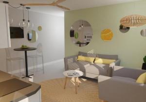 een woonkamer met een bank en een tafel bij Les Cerisiers - Exclusive Beach Residence Flic en Flac in Flic-en-Flac