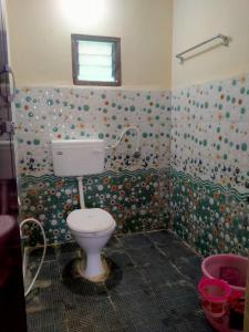 uma casa de banho com WC num quarto em SD Residency - Yercaud em Yercaud