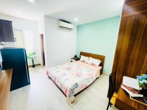 sypialnia z łóżkiem w pokoju w obiekcie BMHome w Ho Chi Minh