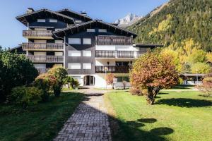ein großes Apartmenthaus mit einem Weg davor in der Unterkunft Résidence Clos Du Savoy - Studio pour 4 Personnes 964 in Chamonix-Mont-Blanc