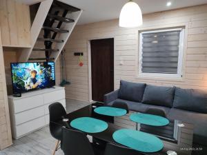 ein Wohnzimmer mit einem Sofa und einem Tisch in der Unterkunft Luxury holiday homes with swimming pool, jacuzzi in Rewal