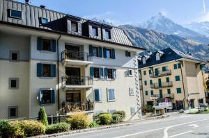 um edifício de apartamentos com vista para uma montanha em Résidence Le Paradis - 5 Pièces pour 8 Personnes 774 em Chamonix-Mont-Blanc