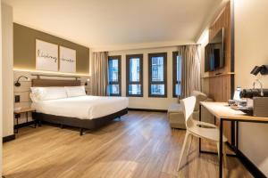 pokój hotelowy z łóżkiem i biurkiem w obiekcie Leonardo Boutique Hotel San Sebastián w mieście San Sebastián