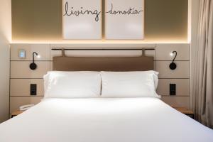 Łóżko lub łóżka w pokoju w obiekcie Leonardo Boutique Hotel San Sebastián