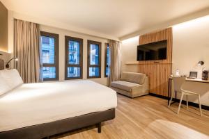 Łóżko lub łóżka w pokoju w obiekcie Leonardo Boutique Hotel San Sebastián