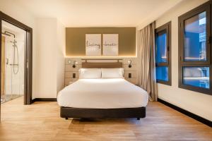 Łóżko lub łóżka w pokoju w obiekcie Leonardo Boutique Hotel San Sebastián