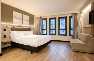 Łóżko lub łóżka w pokoju w obiekcie Leonardo Boutique Hotel San Sebastián