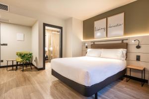 Łóżko lub łóżka w pokoju w obiekcie Leonardo Boutique Hotel San Sebastián