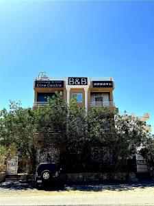 een auto geparkeerd voor een gebouw bij Alam B&B in Marsa Alam