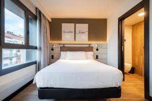 Łóżko lub łóżka w pokoju w obiekcie Leonardo Boutique Hotel San Sebastián