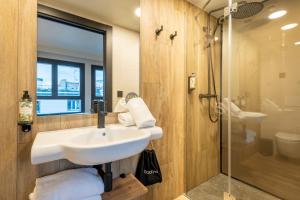 łazienka z umywalką i prysznicem w obiekcie Leonardo Boutique Hotel San Sebastián w mieście San Sebastián