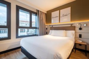 Łóżko lub łóżka w pokoju w obiekcie Leonardo Boutique Hotel San Sebastián