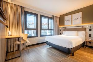 Łóżko lub łóżka w pokoju w obiekcie Leonardo Boutique Hotel San Sebastián