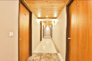 un corridoio vuoto con un lungo corridoio di Hotel Om Balaji a Ahmedabad