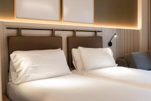 Łóżko lub łóżka w pokoju w obiekcie Leonardo Boutique Hotel San Sebastián