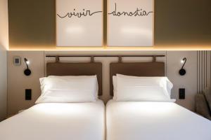 Łóżko lub łóżka w pokoju w obiekcie Leonardo Boutique Hotel San Sebastián