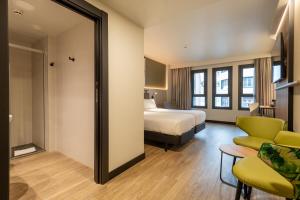 Łóżko lub łóżka w pokoju w obiekcie Leonardo Boutique Hotel San Sebastián