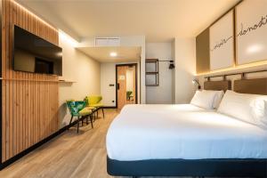 Łóżko lub łóżka w pokoju w obiekcie Leonardo Boutique Hotel San Sebastián