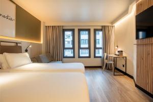 Łóżko lub łóżka w pokoju w obiekcie Leonardo Boutique Hotel San Sebastián
