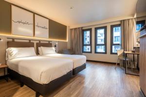 Łóżko lub łóżka w pokoju w obiekcie Leonardo Boutique Hotel San Sebastián