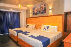 dwa łóżka w pokoju hotelowym z dwoma łóżkami w obiekcie Mount End Hotel Nuwara Eliya w mieście Nuwara Eliya