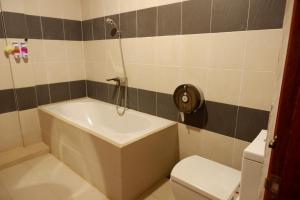 Koupelna v ubytování Kongmany Prestige Hotel + 21 fotografií