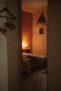 1 dormitorio con 1 cama en una habitación con lámpara en Villa Julia Veneria en El Kef