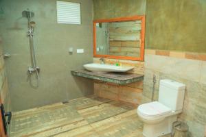 a bathroom with a toilet and a sink and a mirror at Mount End Hotel Nuwara Eliya in Nuwara Eliya