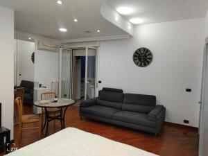 - un salon avec un canapé et une table dans l'établissement Monovano Eumorfia, à Triggiano