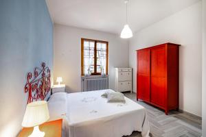 una camera con letto e armadietto rosso di Comfortable Home Vittoria Among Greenery - Happy Rentals a Marliana