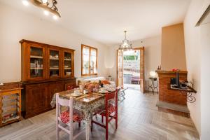 una cucina con tavolo e una sala da pranzo di Comfortable Home Vittoria Among Greenery - Happy Rentals a Marliana
