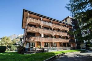 een gebouw met balkons aan de zijkant bij Résidence Jonquille - 2 Pièces pour 4 Personnes 974 in Chamonix-Mont-Blanc