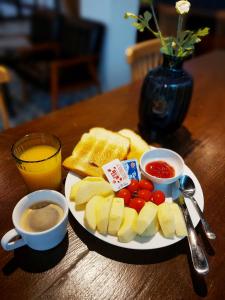 talerz jedzenia z chlebem, owocami i tostami w obiekcie Blau Guesthouse w mieście Gyeongju