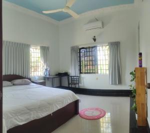 a bedroom with a bed and a ceiling fan at HOTEL BD INTERNATIONAL in Phumĭ Réach Born (1)