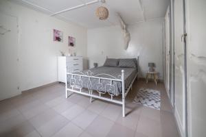a bedroom with a bed in a white room at Charmant Studio bien équipé in Dakar