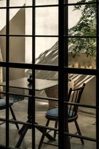 una ventana con vistas a una mesa y una silla en Anyu Hotel Dali, en Dali